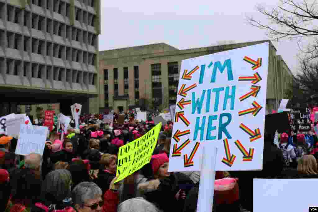 Para demonstran dalam protes massal Women's March di Washington, D.C. (21/1). (VOA/B. Allen)