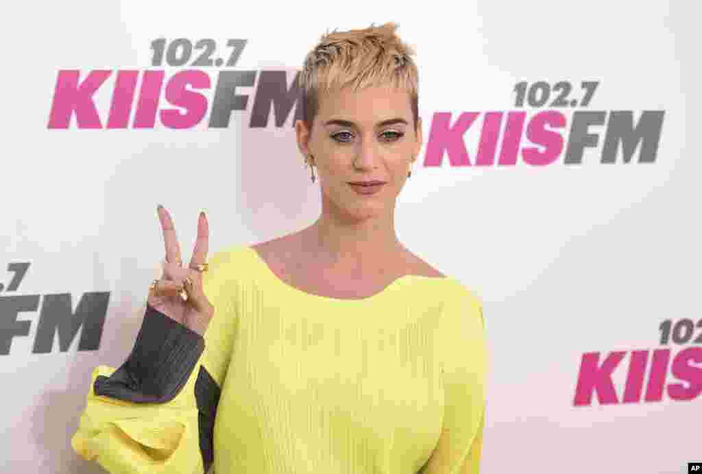 美国歌星凯蒂·佩里(Katy Perry) 在加州的卡森(2017年5月)。她在马拉松直播中透露, 她在人生低潮时曾经有自杀的念头。她说:“我对于自己曾有过那样的想法感到好羞愧,那是那么的低落和沮丧。”凯蒂·佩里还说:“你可以活得很正确或是被爱,我只想要被爱。”