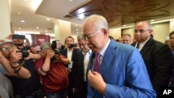 FILE - Former Malaysian Prime Minister Najib Razak, center, is pictured in the courthouse in Kuala Lumpur, Malaysia, Dec. 3, 2019.