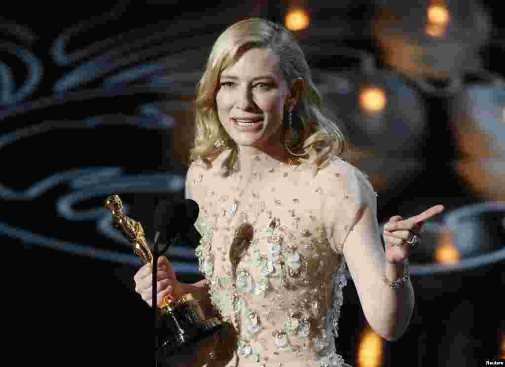 Cate Blanchett menerima penghargaan aktris terbaik untuk perannya dalam film "Blue Jasmine". (Reuters/Lucy Nicholson)