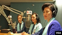 한국 내 탈북 여성 인권단체인 통일맘연합회 김정아(오른쪽) 대표와 회원들이 워싱턴 D.C.를 방문해 VOA 라디오 방송에 출연하고 있다. (자료사진)