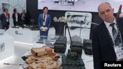 Stand Rusia menampilkan berbagai persenjataan perang di NAVDEX, acara pameran senjata tahunan yang diadakan bersamaan dengan Pameran dan Konferensi Pertahanan Internasional (IDEX) di Abu Dhabi, Uni Emirat Arab, 20 Februari 2023. 