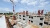 Vue sur la construction d'un hôpital à Owendo, le port de Libreville, le 11 octobre 2012.
