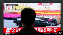 31일 한국 서울역에서 한 남성이 북한의 미사일 발사 관련 TV 뉴스 속보를 지켜보고 있다.