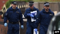 Polisi memeriksa rumah warga di Fallowfield, Manchester, dalam investigasi terkait serangan Manchester, Rabu (24/5).