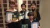 Sienny Debora (kanan belakang) bersama ketiga murid pianonya (foto: VOA/Naratama).