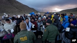 ཨ་རིའི་ས་མཚམས་སུ་འབྱོར་བའི་རྒྱ་ནག་པ་སོགས་ཀྱི་འདྲ་པར།