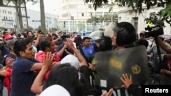 Manifestantes chocan con agentes de policía durante una protesta en Lima, Perú, el 8 de diciembre de 2022.