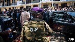 Des membres de la garde présidentielle sécurisent la zone alors que le président Paul Biya et son épouse Chantal quittent un bureau de vote, Yaoundé, le 7 octobre 2018.