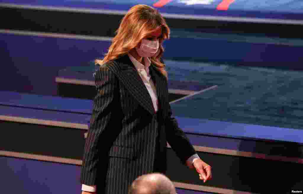 La primera dama de Estados Unidos, Melania Trump, llega al primer debate de la campaña presidencial de 2020 entre el presidente de Estados Unidos, Donald Trump, y el candidato presidencial demócrata Joe Biden.