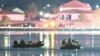 ওয়াশিংটনের রিগান ন্যাশনাল এয়ারপোর্টের কাছে একটি বিমান ও হেলিকপ্টার বিধ্বস্ত হওয়ার পরে উদ্ধারকারী নৌকাগুলো পোটোম্যাক নদীতে অনুসন্ধান করছে। ৩০ জানুয়ারি, ২০২৫।