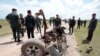 泰国陆军士兵在南部北大年府发生路边炸弹袭击的地方进行搜索 (2017年6月19日)