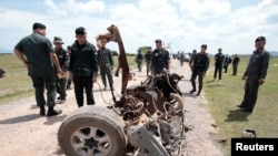 泰国陆军士兵在南部北大年府发生路边炸弹袭击的地方进行搜索 (2017年6月19日)
