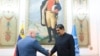 El fiscal de la CPI, Karim Khan, junto al presidente Nicolás Maduro en una visita oficial. 