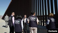 Funcionarios de la Comisión Interamericana de DD.HH. (CIDH) recorrieron el muro fronterizo entre México y EE.UU., el martes 20 de agosto de 2019.