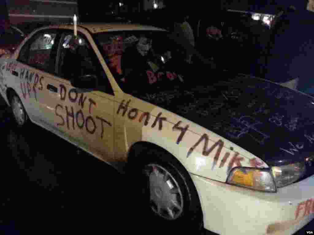 Seorang wartawan mengunggah foto ini di Twitter yang menunjukkan mobil yang bertuliskan pesan dukungan untuk Michael Brown, diparkir di luar markas polisi di Ferguson, Missouri (23/11). 