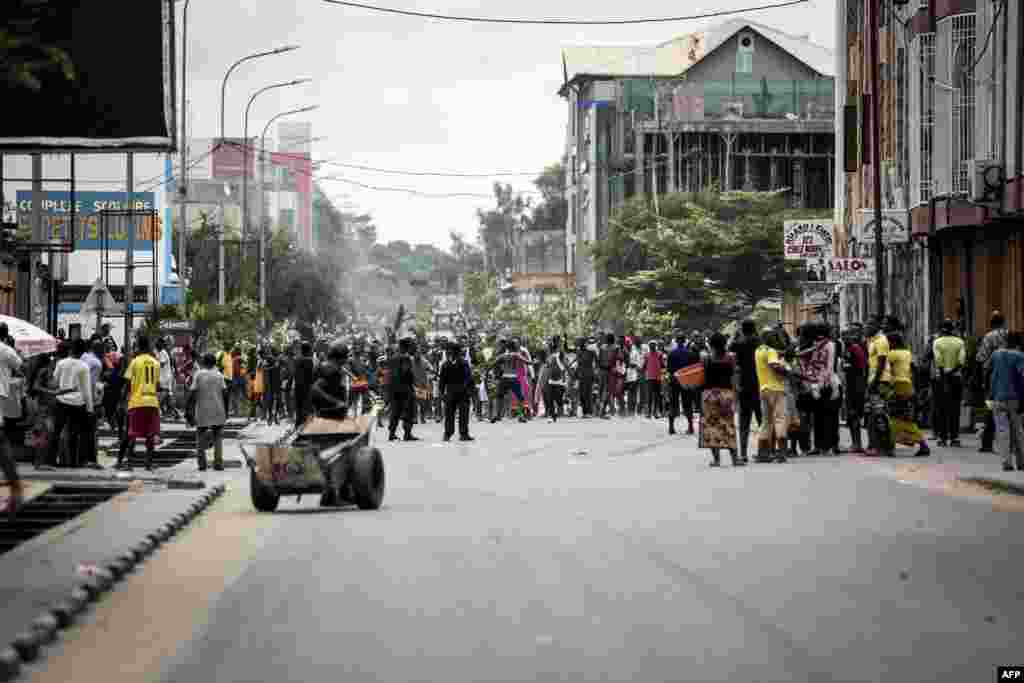 Des manifestants chantent lors d'une marche contre Kabila pour appeler à sa démission, le 21 janvier 2018 à Kinshasa.