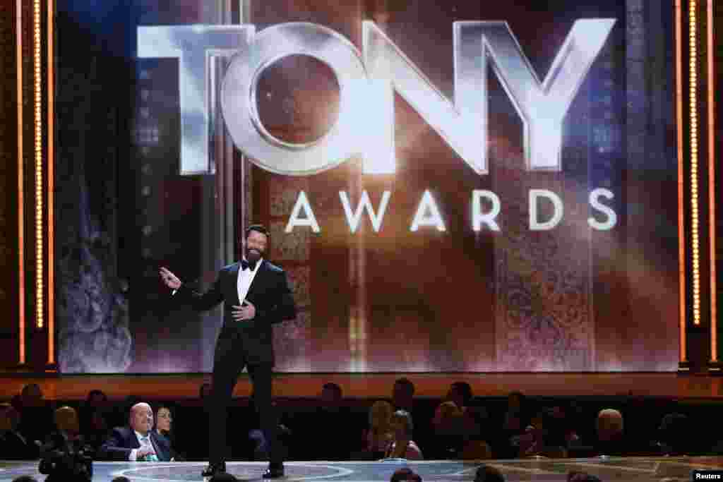 Hugh Jackman, tampil sebagai pembawa acara anugerah tahunan untuk insan teater Amerika, "Tony Awards" ke-68 di Radio City Music Hall, New York (8/6).