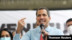 El líder parlamentario Juan Guaidó habla a la prensa tras las elecciones legislativas del 7 de diciembre de 2020 en Caracas, Venezuela.