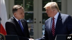 Presiden AS Donald Trump (kanan) berjabat tangan dengan Presiden Polandia Andrzej Duda pada konferensi pers bersama di Gedung Putih, Rabu (12/6). 
