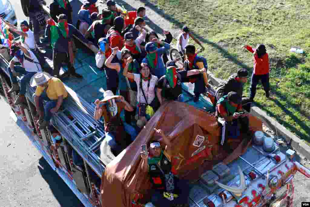 Indígenas colombianos viajan en autobuses para participar en una protesta contra la pobreza y la violencia policial en Cali, Colombia, el 4 de mayo de 2021.