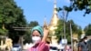 ဆန္ဒမဲပေးပြီးသည့် အမှတ်လက္ခဏာ မင်တို့ထားသည့် လက်သန်းကို ထောင်ပြနေသည့် မဲဆန္ဒရှင်တစ်ဦး။ နိုဝင်ဘာ ၈၊ ၂၀၂၀