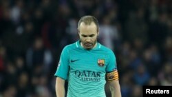Andres Iniesta quittant le terrain lors du match Paris St Germain-Barcelone, Paris le 14 février 2017