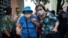 Dos mujeres ingresan al hotel Alba Caracas para recibir su primera dosis de la vacuna Sputnik V, luego de estar en fila por más de 5 horas, en Caracas, el 31 de mayo de 2021.