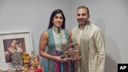 شیتل دیو کا کہنا ہے کہ سواستیکا کے بارے میں غلط فہمی کی وجہ سے اس پر معذرت خواہانہ رویہ اختیار نہیں کرنا چاہیے۔ (اے پی)