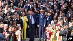 Los diputados del Parlamento venezolano posan para una fotografía al instalar su nuevo período legislativo, el 5 de enero de 2023, en Caracas. Ese poder, liderado por el hombre de confianza de Nicolás Maduro, Jorge Rodríguez, en el centro, designará al nuevo CNE.