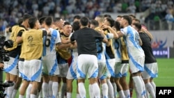 Con una destacada actuación de Emiliano Martínez, Argentina venció a Ecuador 4-2 en la tanda de penales y avanzó a las semifinales de la Copa América. 
