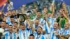 El argentino Lionel Messi sostiene el trofeo de la Copa América tras vencer a Colombia en la final que se jugó en Miami el domingo 14 de julio de 2024.
