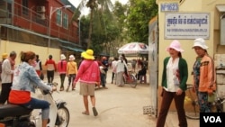 Cambodian garment workers outside of M&V International Manufacturing factory, October 8, 2015. (Photo: Len Leng/VOA Khmer) 