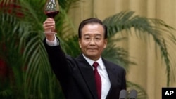 温家宝在2012年十一国庆宴会上讲话后举杯