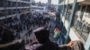 Watu wakagua uharibu uliosababishwa na mashambulizi ya Israel kwenye shule inayohifadhi watu wasiokuwa na makazi huko Khan Yunis, kusini mwa Ukanda wa Gaza, Disemba 16, 2024. Picha ya AFP.