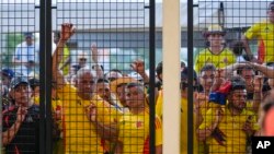 Los fanáticos esperan para ingresar al estadio antes del partido final de fútbol de la Copa América entre Argentina y Colombia en Miami Gardens, Florida, el domingo 14 de julio de 2024.