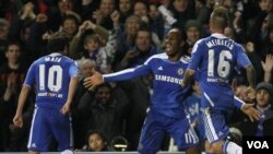 Bintang Chelsea Didier Drogba (tengah) merayakan gol atas klub Valenciadi stadion Stamford Bridge, London (foto: dok).