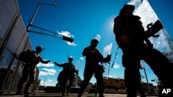 Soldados de la Guardia Nacional de Wisconsin llegan a la corte del Condado de Kenosha, Wisconsin, el 30 de agosto de 2020.