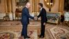 ARCHIVO - El rey Carlos III recibe a Rishi Sunak durante una audiencia en el Palacio de Buckingham, Londres, a donde invitó al recién elegido líder del Partido Conservador, que se convertiría en primer ministro y formaría un nuevo gobierno, el 25 de octubre de 2022. 