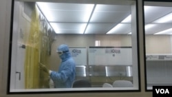 Un technicien à l'Institut Pasteur de Dakar, au Sénégal, stérilise un des laboratoires où le vaccin contre la fièvre jaune est faite. (VOA / J. Lazuta)