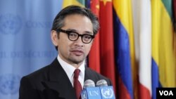 Menteri Luar Negeri Marty Natalegawa: ASEAN yakin sanksi ekonomi yang sudah berlangsung lama terhadap Burma itu harus dicabut.
