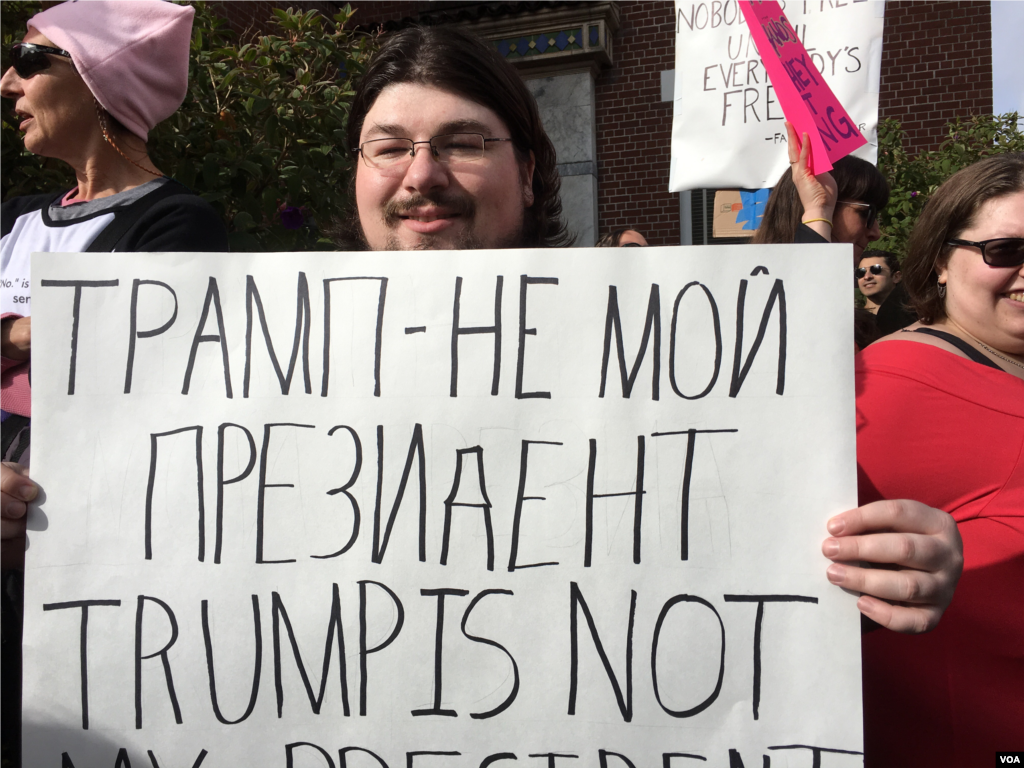 Peserta protes massal Women's March di San Francisco, California (21/1). (VOA/M Quinn)