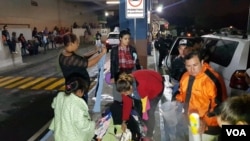 Así pasaron la noche en la terminal de autobuses Centra Norte, en Ciudad de Guatemala, algunos migrantes hondureños que van rumbo a la frontera con México. Foto: Germán Cabrera