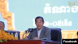 នាយក​រដ្ឋមន្ត្រី​កម្ពុជា​លោក​ ​ហ៊ុន សែន​ ​​​ចូលរួមមហា​សន្និបាត​បក្ស​​ដែល​មាន​រយៈពេល​បីថ្ងៃ​ ​នៅរាជធានីភ្នំពេញ កាលពីថ្ងៃសុក្រ ទី១៩ ខែមករា ឆ្នាំ២០១៨។⁣ (រូបដកស្រង់ពីហ្វេសប៊ុក Samdech Hun Sen, Cambodian Prime Minister)
