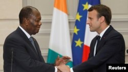 Le président Emmanuel Macron et son homologue ivoirien Alassane Ouattara à l'Élysée, France, le 11 juin 2017.