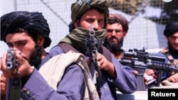 Fuerzas talibanas hacen guardia frente al aeropuerto Hamid Karzai de Kabul, el 2 de septiembre de 2021.
