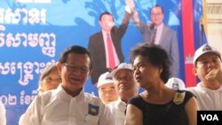 លោកស្រីតំណាងរាស្ត្រ ជូឡុង ស៊ូម៉ូរ៉ា ជជែកជាមួយប្រធាគណបក្សសង្គ្រោះជាតិ លោក កឹម សុខា អំឡុងពេលចូលរួមសមាជគណបក្ស កាលពីថ្ងៃទី២ ខែមិនា ឆ្នាំ២០១៧។ (អូន ឆេងប៉រ/VOA)