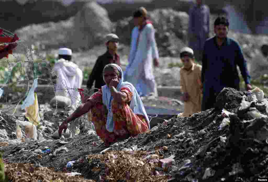 Une femme fuyant l'offensive militaire contre les militants pakistanais dans le Waziristan du Nord se trouve en face d'un point de distribution de colis alimentaire pour les personnes déplacées à l'intérieur du pays (PDI) à Bannu, dans la province de Khyber-Pakhtunkhwa du Pakistan, le 6 Juillet 2014 (Reuters)