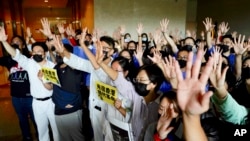 香港威尔斯亲王医院的医护人员在医院大厅集会，他们伸出五指宣示五项诉求缺一不可。（2019年9月16日）
