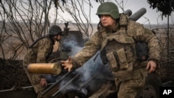Soldados ucranianos de la 71.a Brigada Jaeger disparan un obús M101 hacia posiciones rusas en la línea del frente, cerca de Avdiivka, región de Donetsk, Ucrania, el viernes 22 de marzo de 2024. (Foto AP/Efrem Lukatsky)